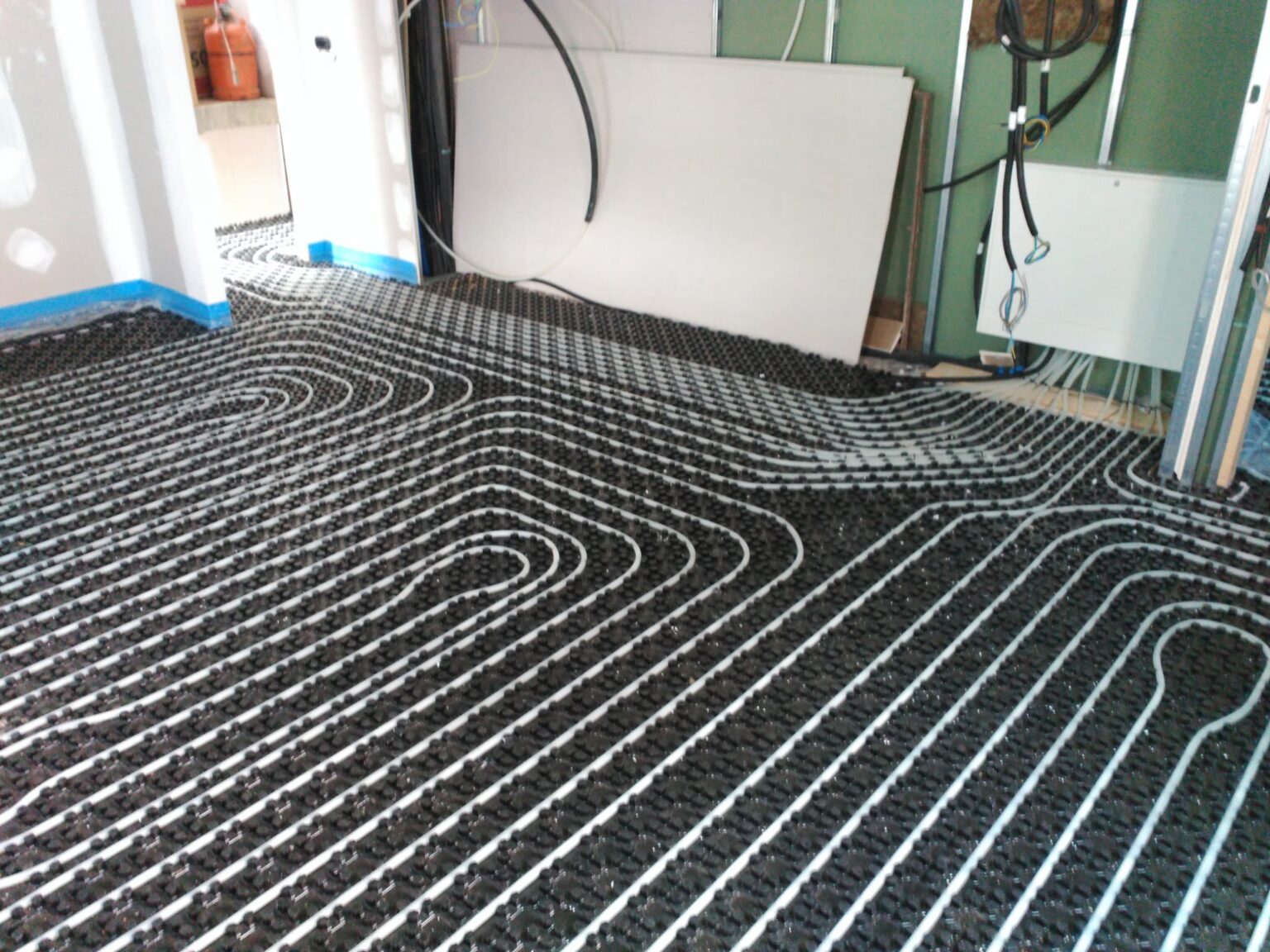 Instalación de captación geotérmica para máxima eficiencia en un chalet.