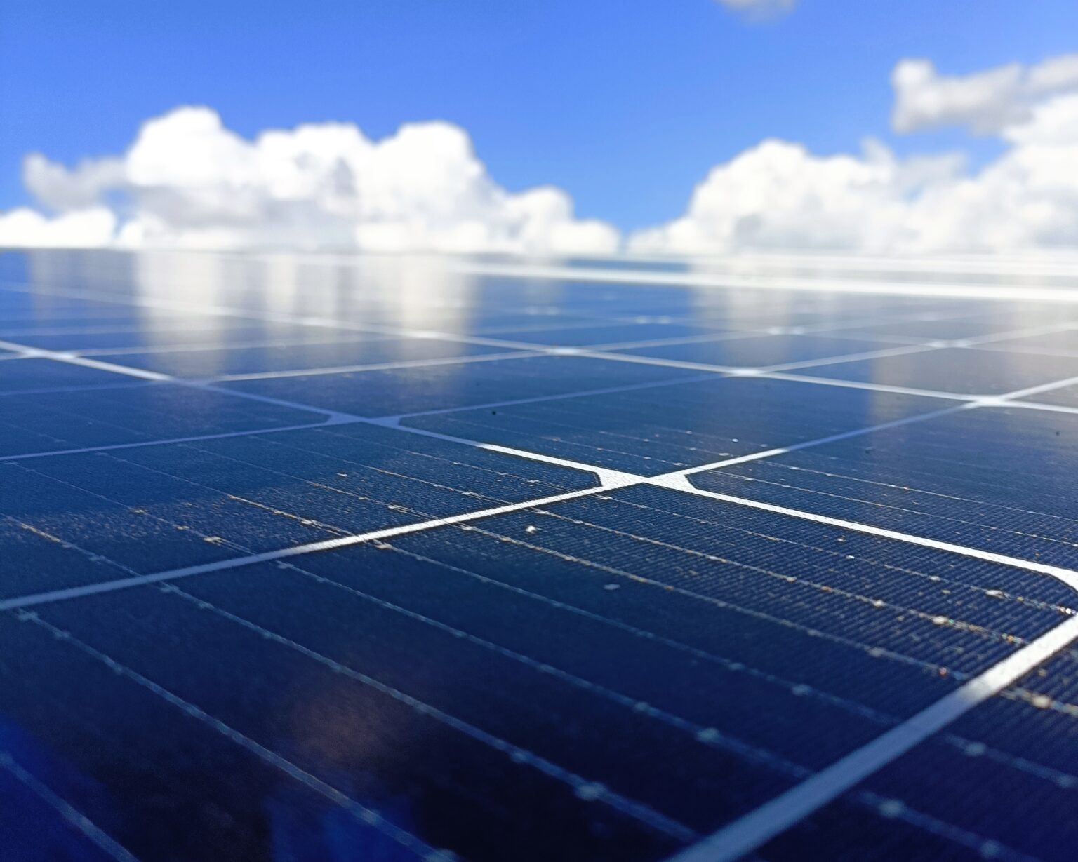 Instalación de placas solares sobre cubierta inclinada en Tres Cantos.