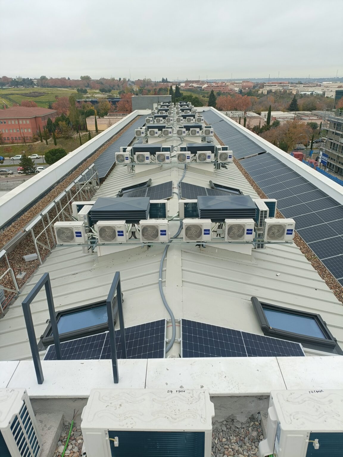 Instalación de placas solares sobre cubierta inclinada en Tres Cantos.