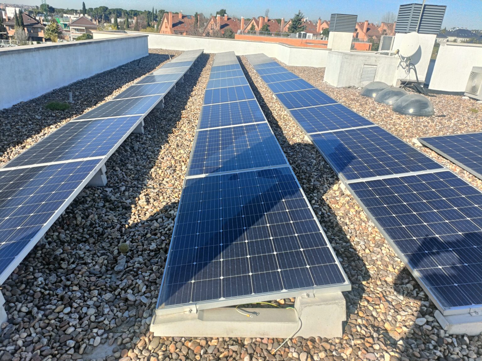Paneles solares para autoconsumo eléctrico en vivienda de Majadahonda.