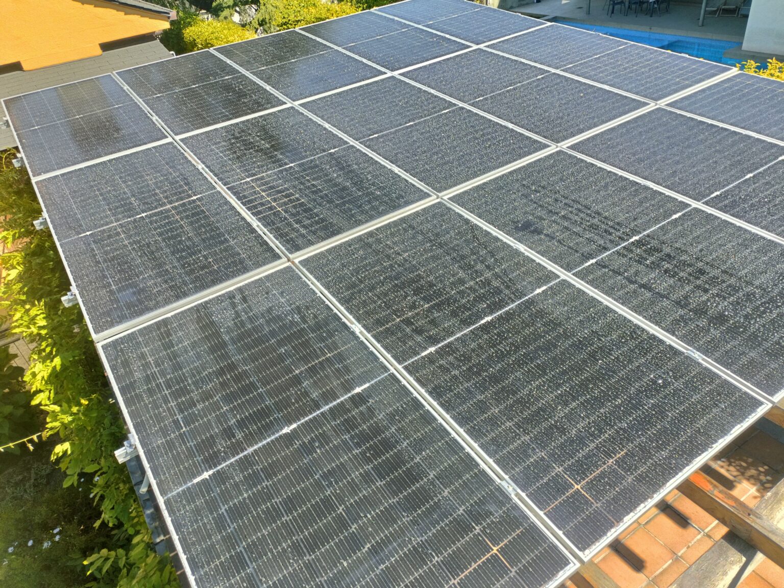 Limpieza y revisión técnica de placas solares para optimizar la producción.
