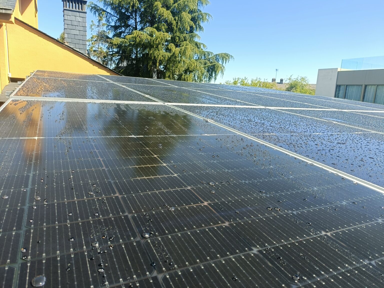 Paneles solares alimentando un sistema de climatización por aerotermia.