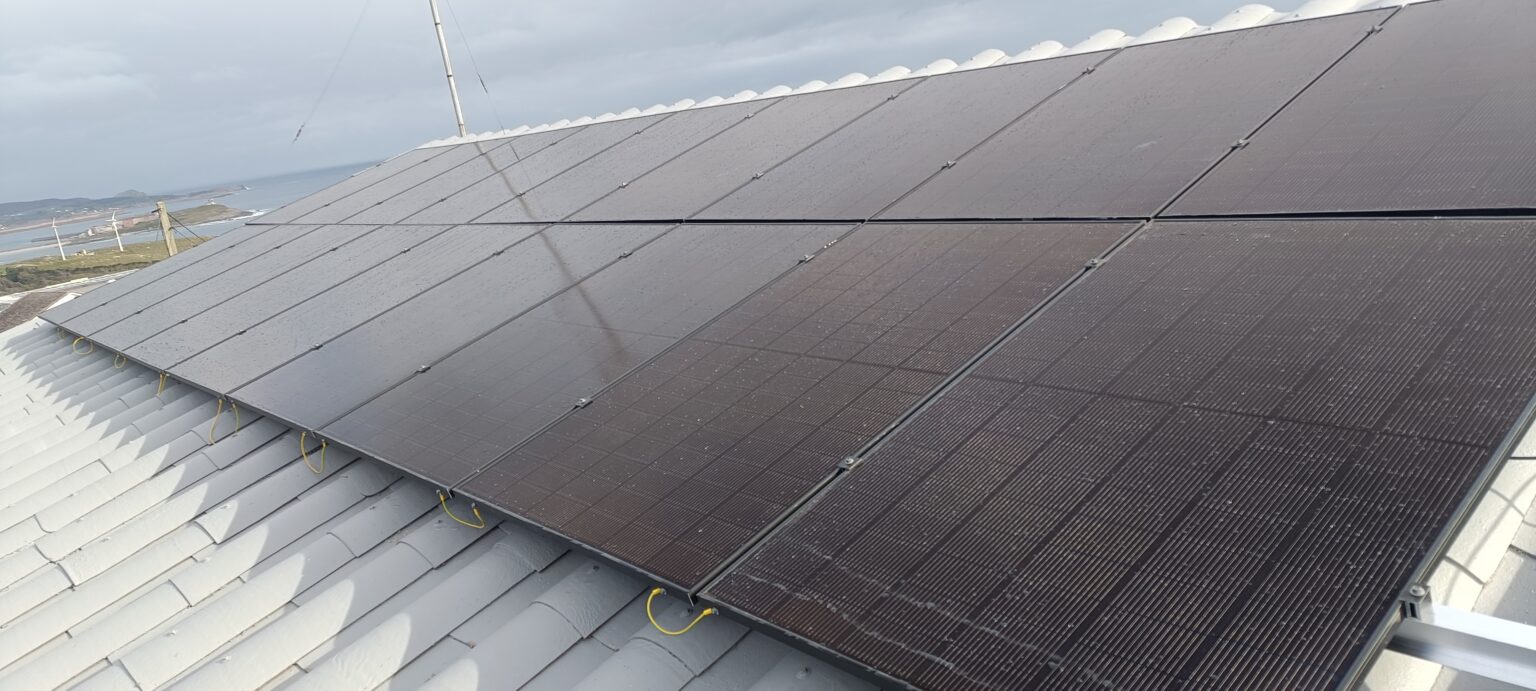 Componentes de una instalación solar de autoconsumo configurada por IR Calleja.