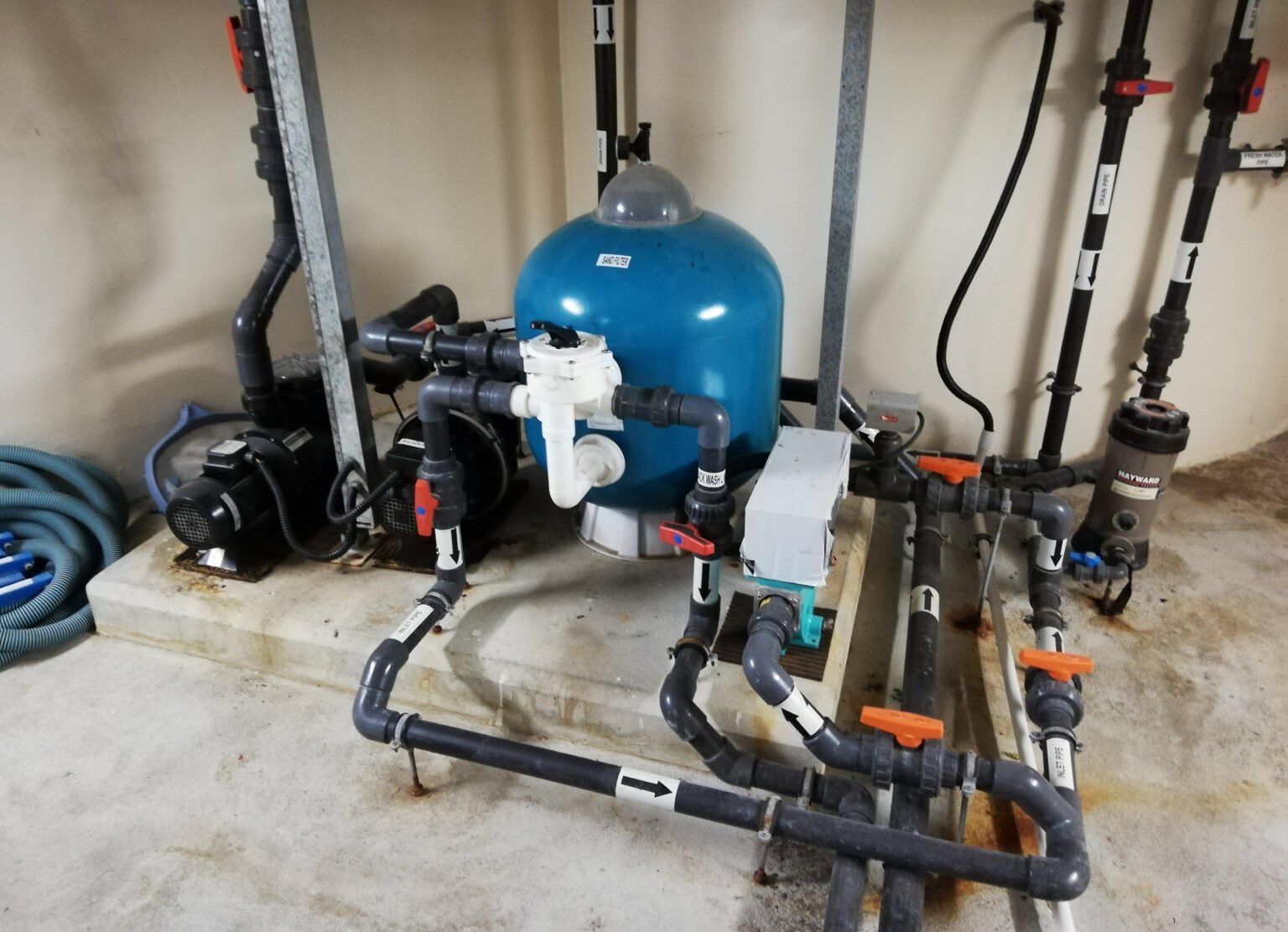 Montaje profesional de sala de máquinas para sistema de aerotermia.